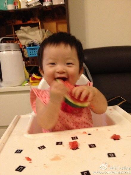 吃娱乐瓜的女孩是谁,揭秘娱乐圈幕后故事，带你领略明星生活