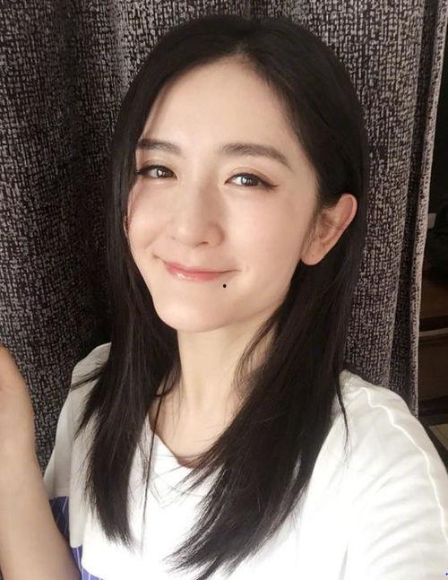 娱乐吃瓜谢娜是谁,娱乐圈风云人物，笑星与话题女王的多面人生