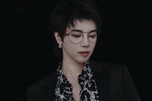 娱乐吃瓜酱华晨宇,从绯闻缠身到官宣结婚，娱乐圈的“火星人”蜕变之路